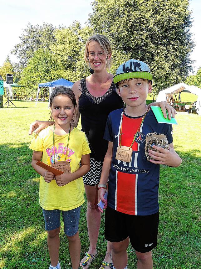 Tamara Jauch mit Bürgermeisterin Elina-Seline Barlas und Stellvertreter Noah Blösch.