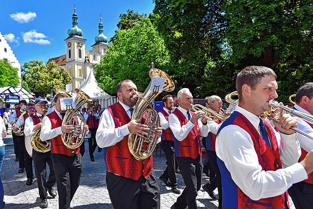 Bild 12: DAs Donauquellfest ist eröffnet- Kaltgetränke fließen, Laune ist in Bestform.