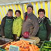 Ein Lächeln zum Abschied: Das Team um Norbert Matt wird der Kundschaft auf den Wochenmarkt genauso fehlen wie die vielfältigen ...