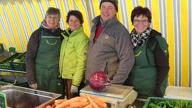 Ein Lächeln zum Abschied: Das Team um Norbert Matt wird der Kundschaft auf den Wochenmarkt genauso fehlen wie die vielfältigen ...