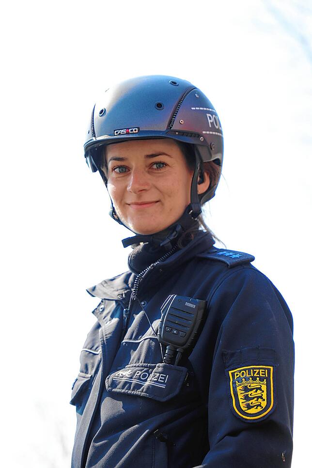 Julia Krieger, Polizeiobermeisterin der Reiterstaffel in Stuttgart.