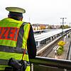 Ein Bundespolizist steht am Hauptbahnhof in Freiburg auf einer Brücke und beobachtet die Bahngleise. Die Gefahren des Bahnverkehrs ...