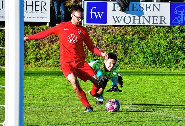 Gute Erinnerungen: Emir Muratovic (hier gegen Torwart Jannik Strittmatter) und der FC Tiengen 08 haben die letzten Auftritte beim SV ...