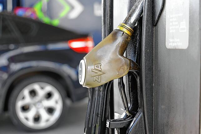 Kostet derzeit deutlich mehr als im vergangenen Jahr: Diesel und Benzin lagen zeitweise über 2,30 Euro pro Liter.