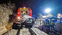 In Langenargen kollidiert ein Zug mit einem Auto. Das Auto ließ sich aufgrund der winterlichen Bedingungen nicht mehr von dem ...