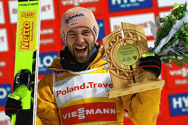 Pius Paschke jubelt über seinen Erfolg in Wisla. Auch in Titisee-Neustadt will der deutsche Skispringer erfolgreich sein.