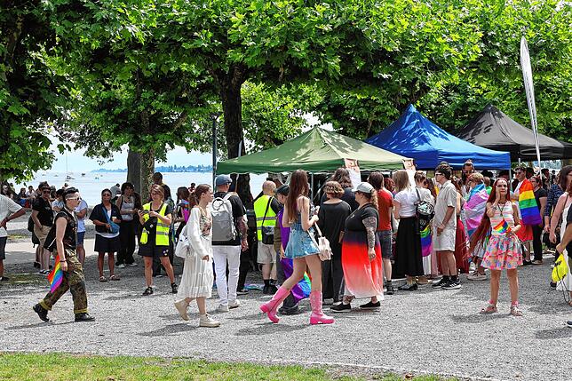 Bild 21: Fotos vom CSD 2025 in Konstanz: Bunte Flaggen, ausgefallene Outfits und klare Statements
