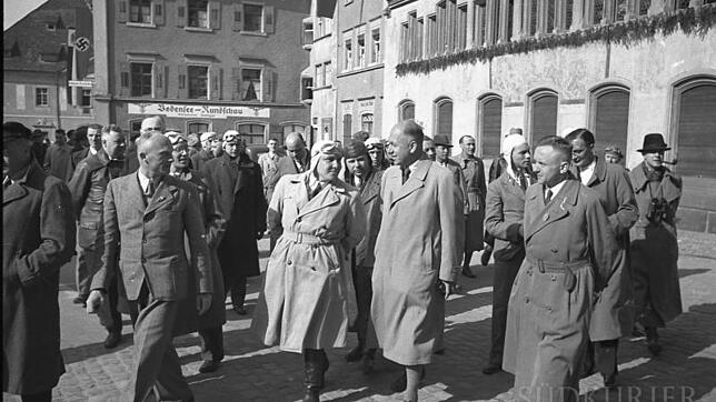 Der NS-Sonderbeauftragte Gustav Robert Oexle (links) als Führer beim Besuch des "Stabes Hess" unter der Leitung von Martin Bormann am 5. ...