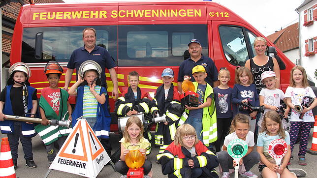 Die ältesten Kinder vom Kindergarten St. Raphael besuchen die Schwenninger Feuerwehr. Das Bild zeigt von links: (vorne) Emma Moser, Lea ...