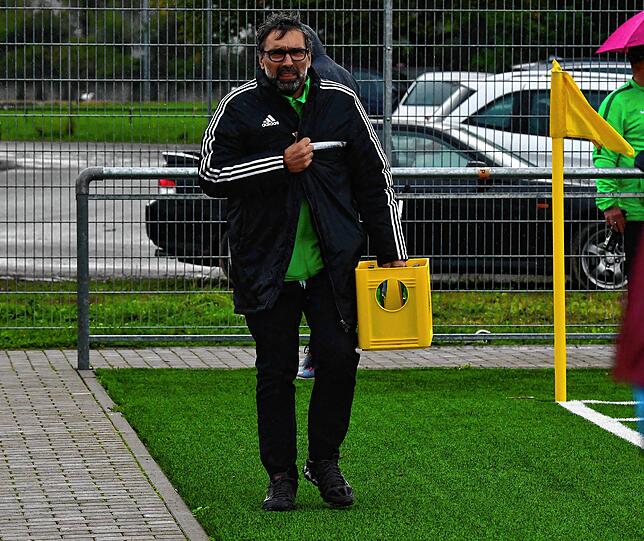 Einsatz bei jedem Wetter: Giovanni Basso war nicht nur Torwarttrainer beim SV Herten, sondern auch Betreuer der „Ersten“ ...