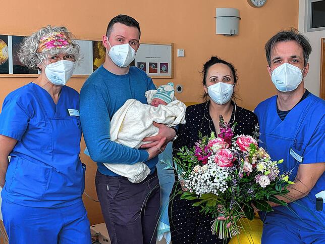 Hebamme Christiane Schwan (links) und Michael Bohlmann (rechts) gratulieren den stolzen Eltern Cristiana und Adrian Kellner zur Geburt ...