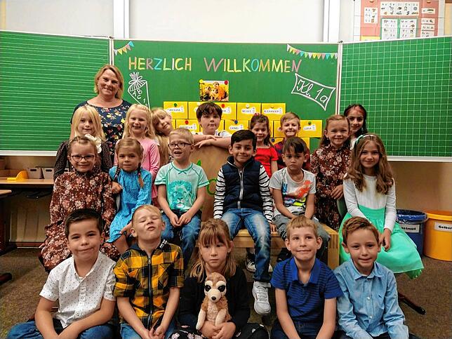 Zehn Mädchen und neun Jungen sind in die Klasse 1a der Grundschule Erzingen eingeschult worden. Klassenlehrerin ist Petra Kramer.