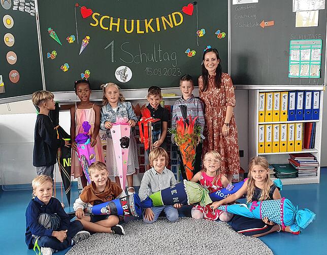 Klasse JüA: Die Erstklässler mit Klassenlehrerin Judith Eifert.