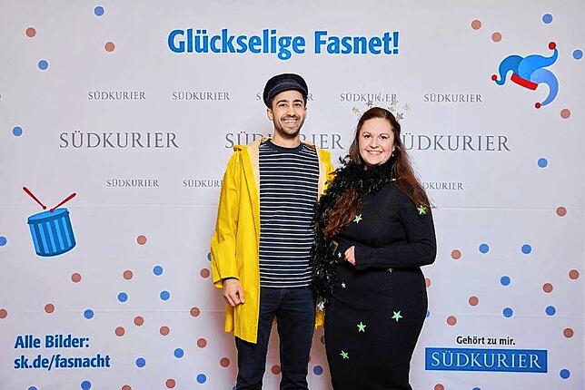 Bild 18: Bilder der SWR-Fasnacht: Narren glänzen vor der SÜDKURIER-VIP-Wand im Konzil