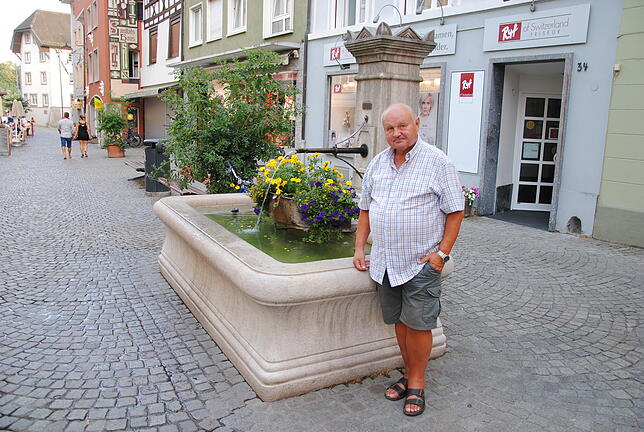 Michael Brogli am Rössle Brunnen, eingeweiht anfang August vor 30 Jahren. Auf der anderen Straßenseite stand bis 1962 sein ...