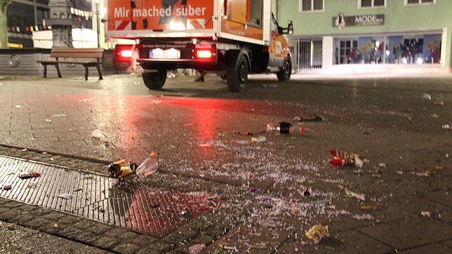 So vermüllt sieht es nach dem Hemdglonker auf dem Marktplatz aus.