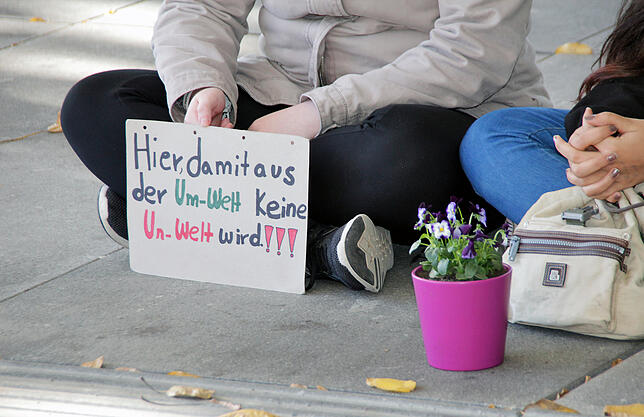 Bild 2: Bilder vom Klimaprotest vor der Gemeinderatssitzung in der Schwenninger Neckarhalle
