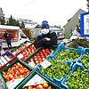 Der Wollmatinger Wochenmarkt &ndash; hier Roger Papperitz vom Obsthof Romer &ndash; hat bereits Fans, darunter Stammkundin Doris Harder ...