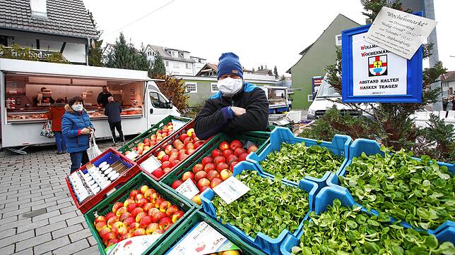 Der Wollmatinger Wochenmarkt &ndash; hier Roger Papperitz vom Obsthof Romer &ndash; hat bereits Fans, darunter Stammkundin Doris Harder ...