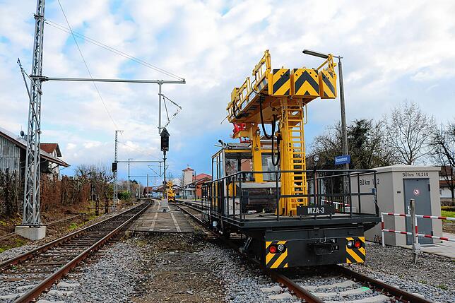 250 Kilometer Oberleitung wurden zwischen 4000 neue Masten gezogen.