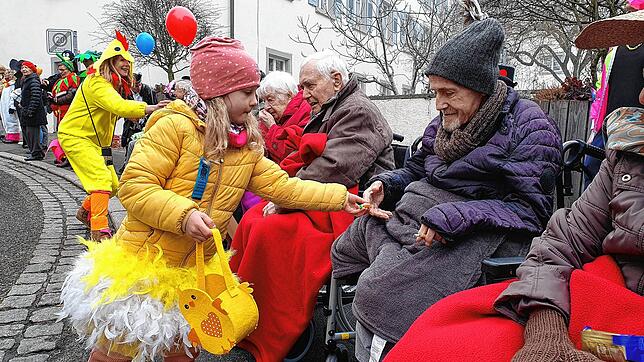 Als Huhn verkleidet zogen Eltern, Kinder und Mitarbeiterinnen des Burgbergkindergartens durch die Stadt. Hier bei einer Begegnung mit ...