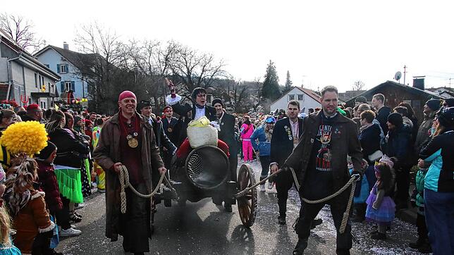 So mancher Umzugsbesucher landete in Schwerzen in dieser Konfetti-Kanone.