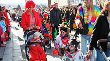 Vier Kindergärten beteiligen sich am Umzug. Hier sind Eltern und Kinder vom Kindergarten Zum guten Hirten unterwegs. Bild: Claudia Ladwig