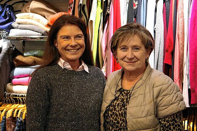 Betreiberin Katharina Bergelt (rechts) und Verkäuferin Carola Maier im Second-Hand-Laden „Bei Kathi“.