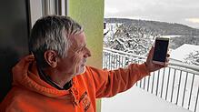 Der Weilheimer Elmar Veh ist noch immer auf der Suche nach Empfang. Doch das Handy empfängt kein Signal.
