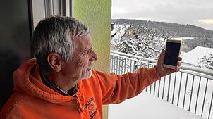 Der Weilheimer Elmar Veh ist noch immer auf der Suche nach Empfang. Doch das Handy empfängt kein Signal.