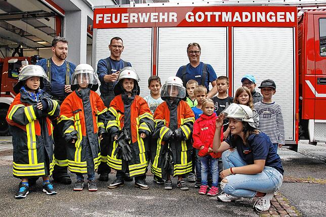 Der Nachwuchs steht parat: Selbst ausprobieren hieß es für die Teilnehmer im Ferienprogramm der Freiwilligen Feuerwehr Gottmadingen. Mit ...