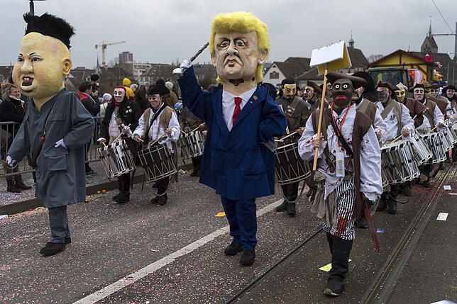 Teilnehmer des „Cortège“ sind im Jahr 2018 als Donald Trump (M), Präsident der USA, und Kim Jong-Un, Machthaber in ...