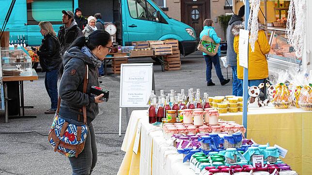 Guter Betrieb, aber kein Gedränge auf dem Wochenmarkt: Anbieter und Kunden hielten sich an die Abstandsregeln.