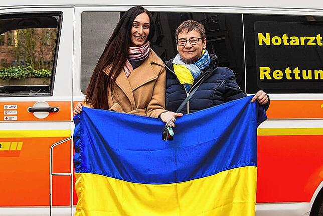 Antonina Kadash (links) und Elena Korocencev freuen sich über den Rettungswagen.