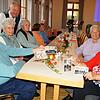 Stefan und Zita Müller, Alice Boll, Margret Heß und Luise Mössle freuen sich mit Bürgermeister Daniel Heß (stehend) über mitgebrachte ...