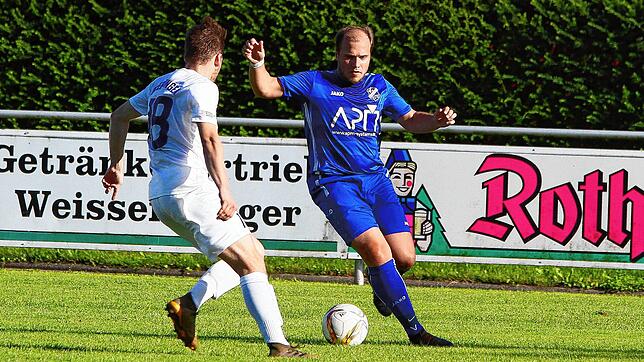 Er kann es noch immer: Pascal Bercher (rechts auf unserem Archivbild) traf doppelt zum 2:1-Sieg des FC Geißlingen im Nachholspiel gegen ...