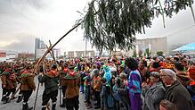 Hau Ruck! Der Kindernarrenbaum erstreckt sich in die Höhe! Für die Kleinsten ist das der Höhepunkt der Fasnacht.