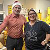 In Hohentengen betreibt die Gemeinde die Post. Bürgermeister Jürgen Wiener, hier mit Mitarbeiterin Manuela Pieplow, hat vor Weihnachten ...