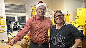 In Hohentengen betreibt die Gemeinde die Post. Bürgermeister Jürgen Wiener, hier mit Mitarbeiterin Manuela Pieplow, hat vor Weihnachten ...