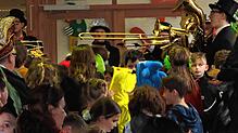 Die Narren kamen am ersten Faißen auch in die Grundschule zur Befreiung.