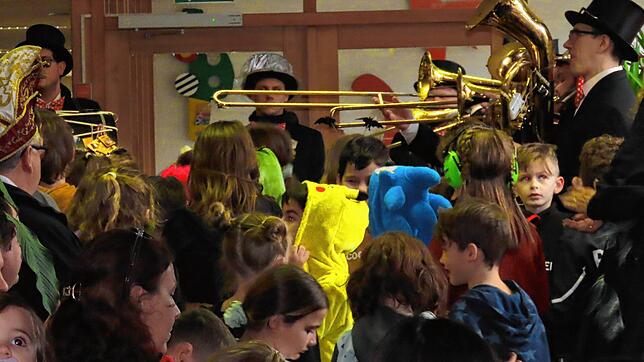 Die Narren kamen am ersten Faißen auch in die Grundschule zur Befreiung.