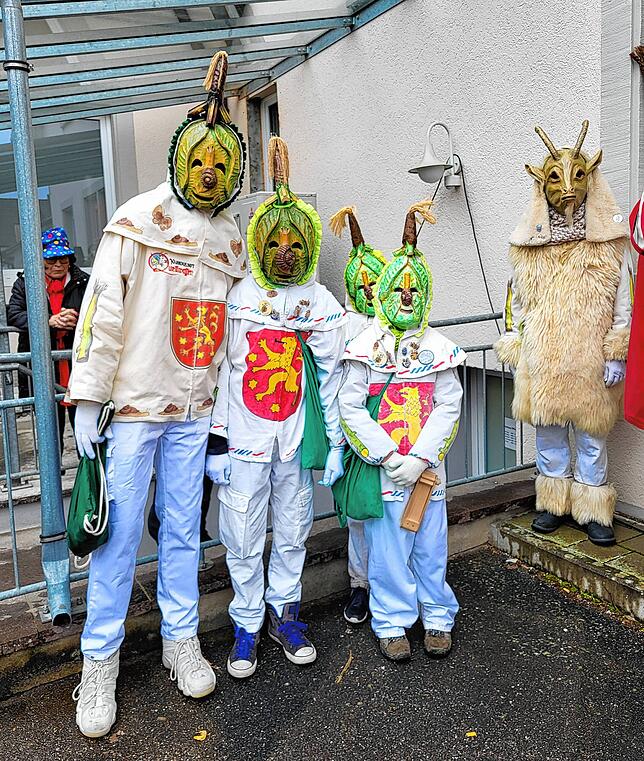 Figuren der Quellwasserzunft, Geissbock und Kabbesdoas, freuen sich: Die Narren haben die Macht.