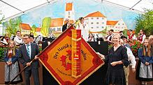 Die Landrätin Stefanie Bürkle und der Ehrenvorsitzende des Kreismusikverbands Egon Wohlhüter enthüllen die neue Fahne anlässlich des ...