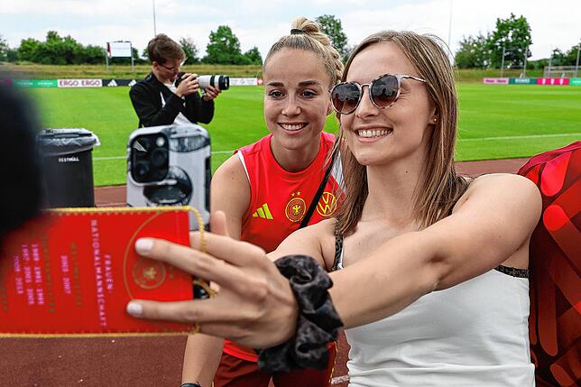 Giulia Gwinn posiert nach dem Training für ein Selfie mit einem Fan.