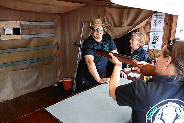 Mittlerweile eine Rarität auf Sommerfesten. Der Schießstand der Kieschtockzunft kommt in Unterkirnach gut an. Hier mit Timo Seewald (von ...