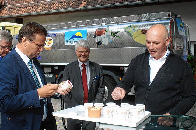 Die Auswahl war groß, und die Freude über die leckere Verkostung im Hofei groß. Von links: Peter Hauk, Klaus Burger und Betriebsleiter ...