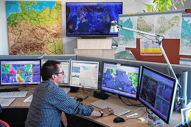 Das aktuelle Wetter in Deutschland behalten Mitarbeiter des Deutschen Wetterdienstes in Offenbach am Main mit Hilfe von Monitoren im ...