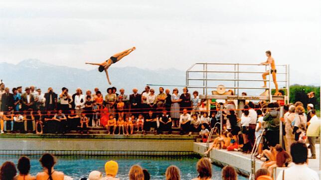Einer von vielen Programmpunkten des Badefests für die Bürger am 21. Mai 1983 war das Schauspringen des Schwimmvereins Friedrichshafen.