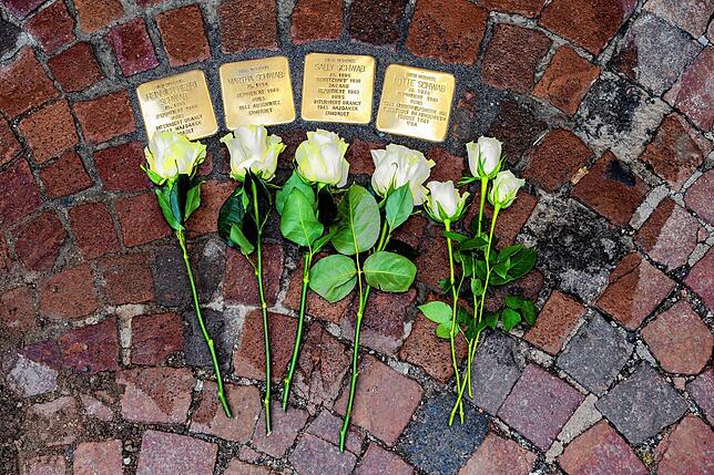 Bild 12: Nun liegen sie auch in VS: Die ersten 18 Stolpersteine zum Gedenken an Villinger Juden sind am Mittwoch verlegt worden