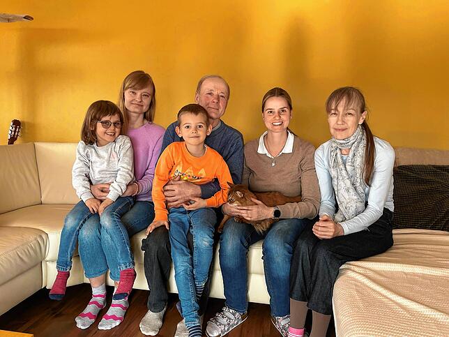Julia (links), Walerie (Zweiter von links) und Galina Mostika (rechts) gehören zu den ersten Kriegsflüchtlingen, die die Stadt ...